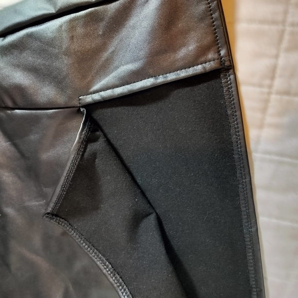 & Other Stories Sleek Black Mini Skirt - Picture 7 of 7